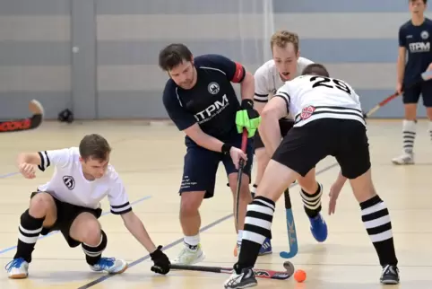 Ehre, wem Ehre gebührt: Karsten Halling (blau) vom HC Speyer wird Nationalspieler, hier gegen TSG Heidesheim.