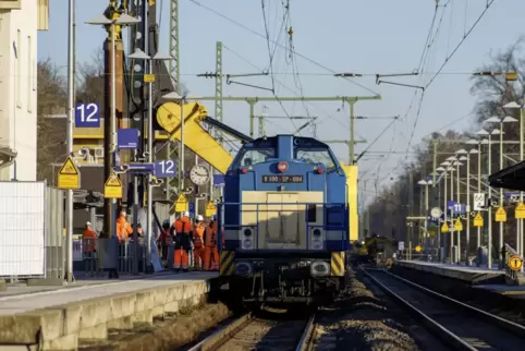 Die Freigabe der Riedbahn verzögert sich für den Fernverkehr, es stehen noch Testfahrten an. 