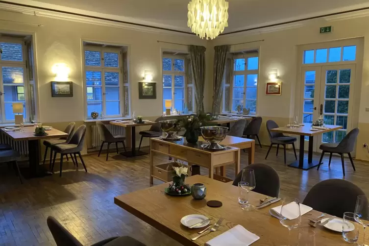 Gemütlich elegante Bistro-Atmosphäre mit herrlichem Blick über die Weinberge: Gastraum des Ritterhofs.