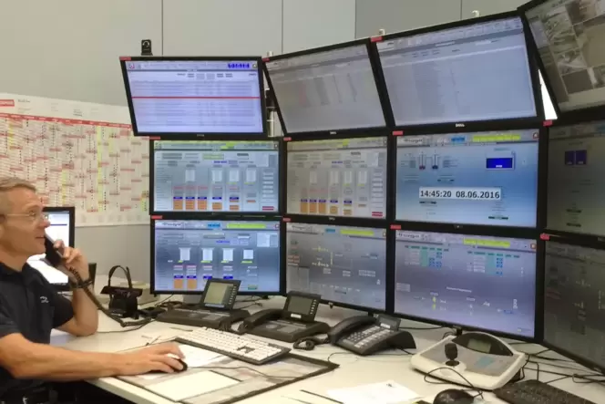 Holger Lapp in der Leitstelle der Thüga-Energienetze in Singen. Die Erdgas-Versorgung wurde von hier überwacht. Nun kümmert sich Holger Lapp in der Leitstelle der Thüga-Energienetze in Singen. Die Erdgas-Versorgung wurde von hier überwacht. Nun kümmert sich