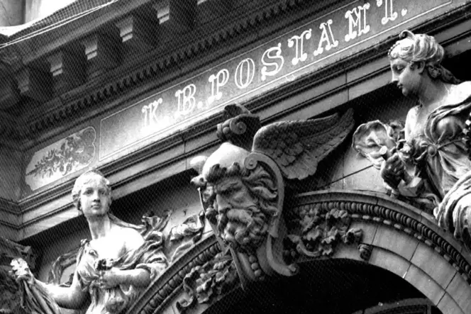 Die Bögen des Hauptportals der Alten Post erinnern nicht nur an einen Triumphbogen, sie dienten auch als Einfahrt und damit dem Die Bögen des Hauptportals der Alten Post erinnern nicht nur an einen Triumphbogen, sie dienten auch als Einfahrt und damit dem