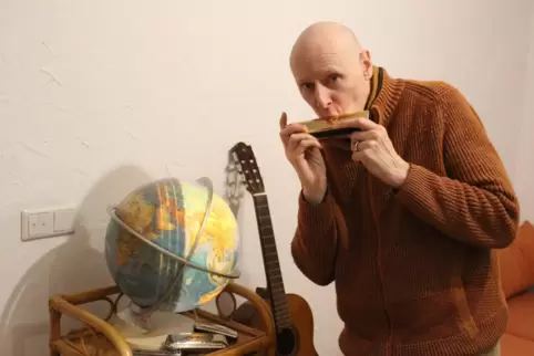 Als Kind hat Jens Bunge eine Mundharmonika auf dem Dachboden seines Elternhauses gefunden. Das Instrument prägt sein Leben. Und 