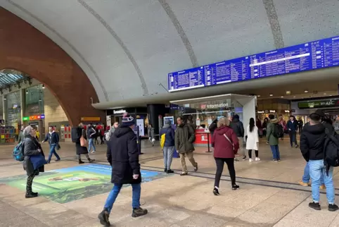Da ist recht viel Betrieb im Kölner Hauptbahnhof.