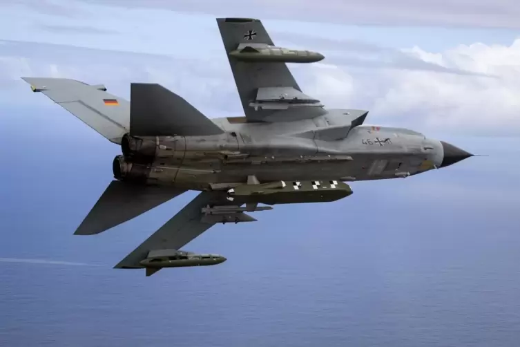 Kampfjet Tornado IDS ASSTA 3.0, bestückt mit dem Lenkflugkörper Taurus. 
