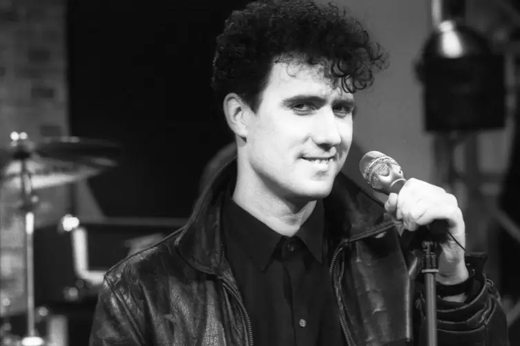 Steht weiter am Mikro: OMD-S&auml;nger Andy McCluskey, hier im Jahr 1987 bei einem Fernsehauftritt in der Sendung &bdquo;Extratour&ldquo; von Rad