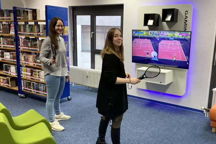 Die Bibliothekarinnen Sophie Schwaab (links) und Vanessa Herold haben die Einrichtung der „Gaming-Zone“ in der Stadtbücherei ang