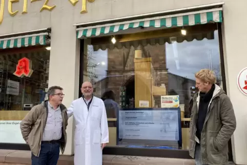 Das Kulturnetz Landau installiert einen zweiten Bildschirm, der über Kulturtermine informiert (von links): Peter Damm, Apotheker