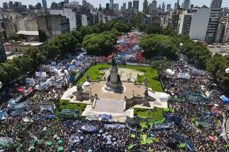 Massenproteste: Demonstranten vor dem argentinischen Kongress in Buenos Aires am Tag des Generalstreiks. 