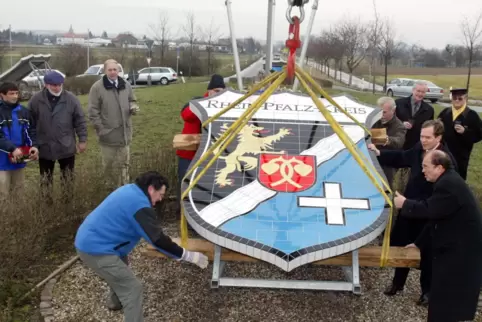 2004: Das Rhein-Pfalz-Kreis-Wappen wird auf Kreisel zwischen Otterstadt und Speyer in Position gebracht. Da kann es bleiben, die