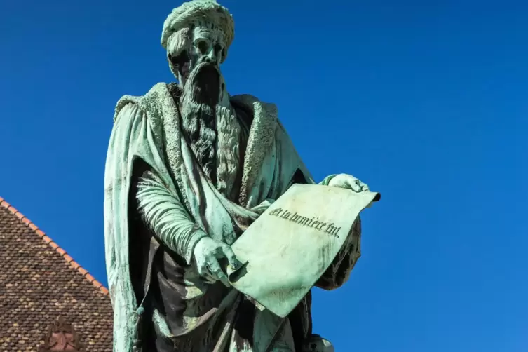 Mit ihm fing es an: Statue des Buchdruck-Erfinders Gutenberg auf dem nach ihm benannten Platz.