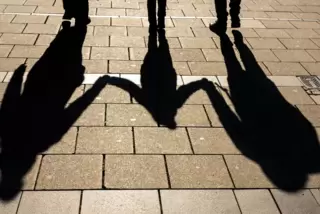 Die Trennung der Eltern ist für Kinder nicht leicht. Eifersucht auf den neuen Partner kann die Beziehung belasten.