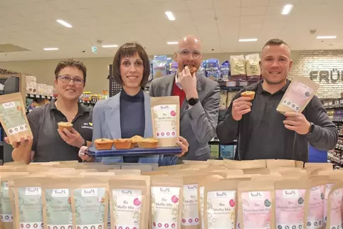 Sabine Ernst, Ramona Stammler, Jonas Klein (IHK) und Christian Ernst führen die Backmischungen bei Edeka Ernst vor.