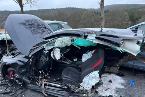 Das Heck ist weg: Der Audi wurde bei dem Unfall in zwei Hälften gerissen.