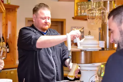 Stephan Kaiser serviert als Kneipenwirt seinen Gästen auch gerne ein Feierabendbier. 
