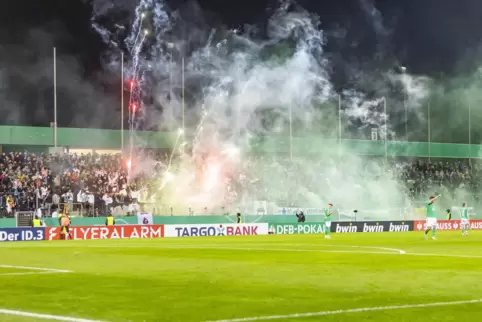 Pyrotechnik beim Pokalspiel des FC Homburg gegen Greuther Fürth am 31. Oktober 2023. 