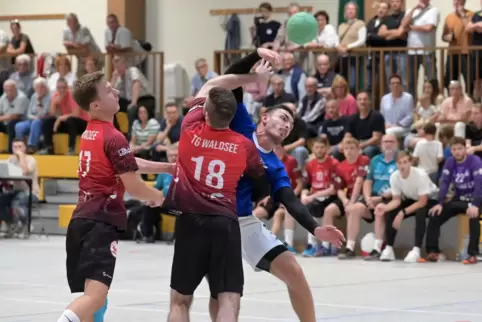 Hinspiel: TG Waldsee (rot) besiegt TuS Heiligenstein.