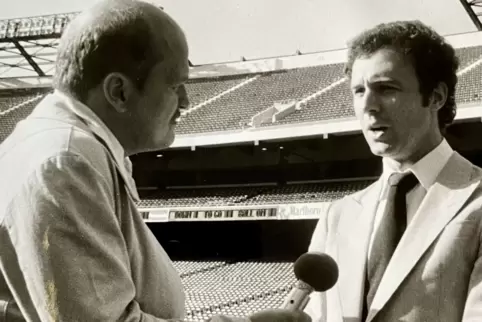 Rudolf Werner (links) interviewte 1978 während seiner Filmreise mit den Fischer-Chören Franz Beckenbauer im Stadion der New York