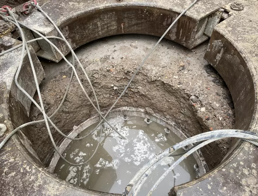 Der erste von insgesamt 170 Pfählen ist fertig.