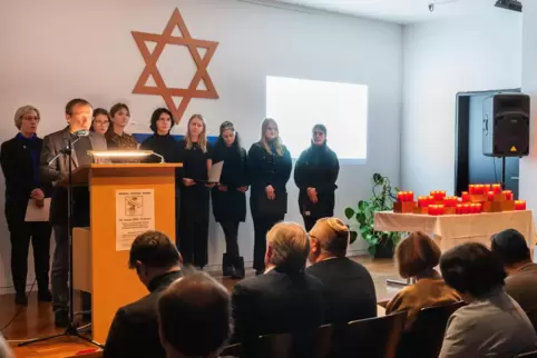 Gedenkfeier für die Opfer des Nationalsozialismus: Redner und Kerzen in der Synagoge.