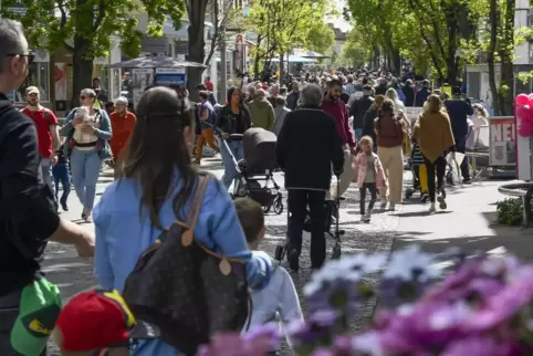 So voll könnte die Speyerer Straße nach dem Geschmack der Einzelhändler gerne öfter sein – vor allem an Samstagen ...