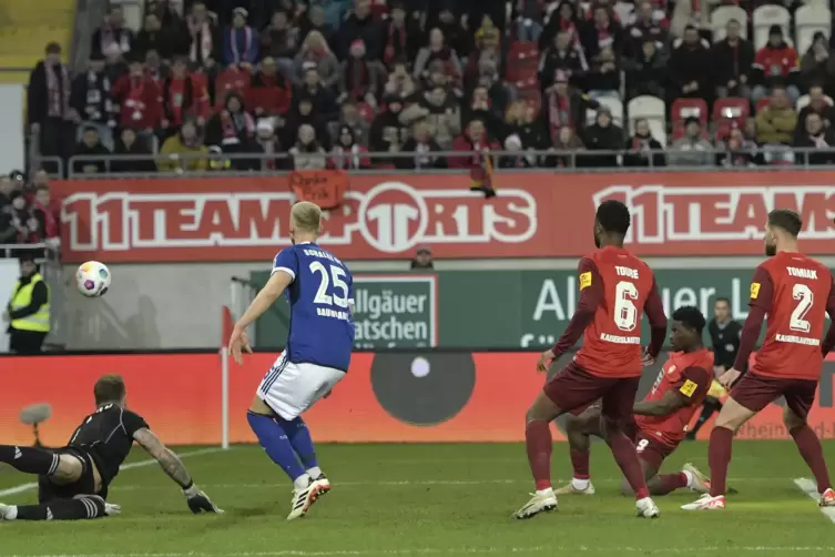 Der erste Schuss ins Glück: FCK-Stürmer Ragnar Ache erzielt das 1:0. 