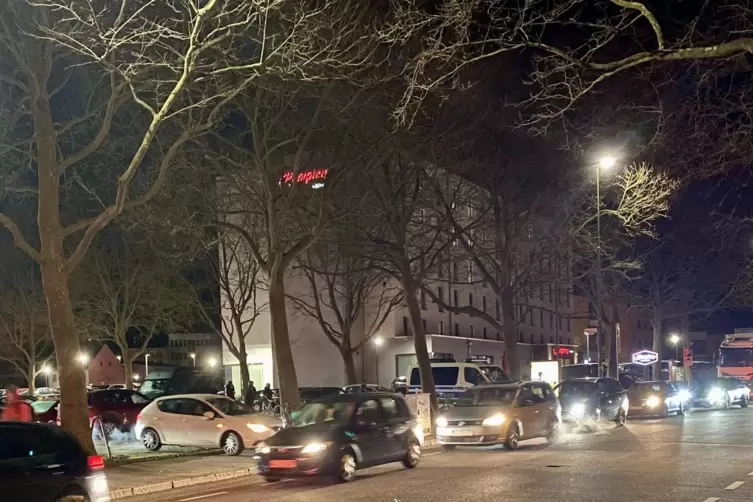Bei der Abreise der Fans wie hier auf dem Messeplatz stockte der Verkehr im Stadtgebiet.