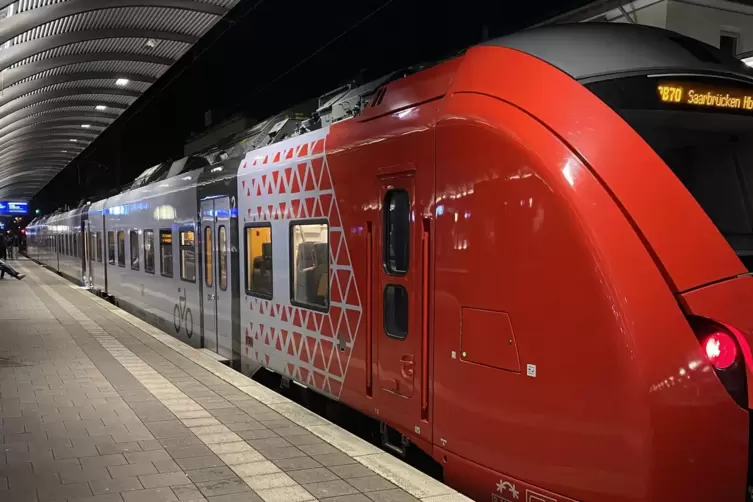Auf den bahnsteigen am Bahnhof herrschte wenig Betrieb. 
