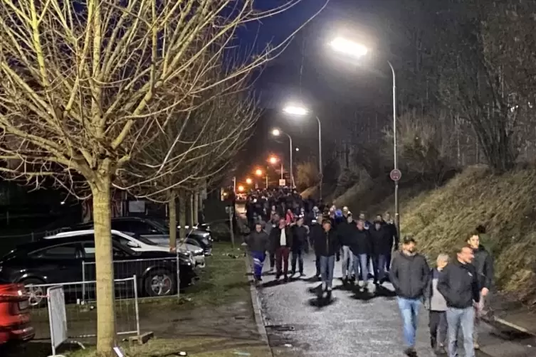 Kurz vor Anpfiff str&ouml;mten immer noch Fans in Richtung Stadion. 