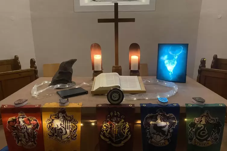 Der Altar der Kirche war ebenfalls im Harry-Potter-Motto dekoriert.