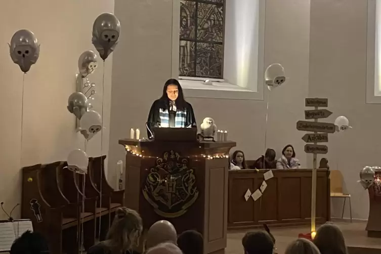 Pfarrerin Ute Metzger hielt an der magisch geschmückten Kanzel ihre Predigt.