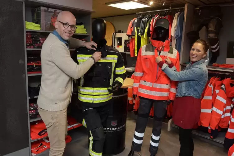 Rescue Wear in Dahn: Johan und Annemarie Visser mit neuer Kleidung für Feuerwehr (links) und DRK Ehrenamt (rechts).