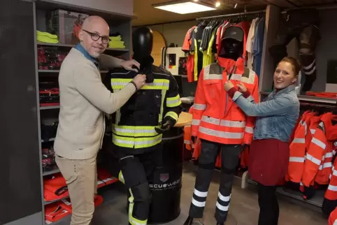 Rescue Wear in Dahn: Johan und Annemarie Visser mit neuer Kleidung für Feuerwehr (links) und DRK Ehrenamt (rechts).