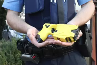 Ein Taser der Polizei. 