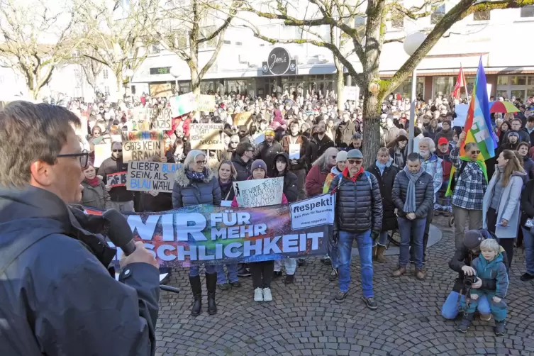 Oberbürgermeister Marold Wosnitza wirbt auf der Kundgebung für Toleranz und Menschlichkeit.