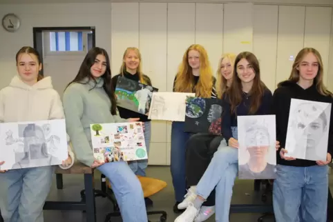Schülerinnen und Schüler des Lise-Meitner-Gymnasiums gestalten die Ausstellung „Junge Talente“. Hier sind sie mit ihren Arbeiten