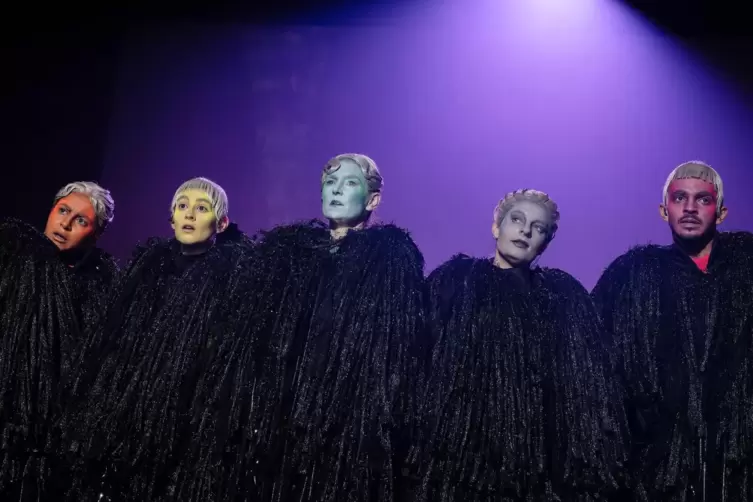 Wie ein antiker Chor (von links): Shirin Ali, Larissa Voulgarelis, Jessica Higgins, Sarah Zastrau und Leonard Burkhardt. 
