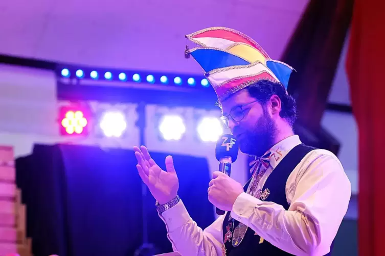 Sitzungspr&auml;sident Simon Nikolaus h&auml;lt seine Rede &bdquo;Protokoll&ldquo;. 
