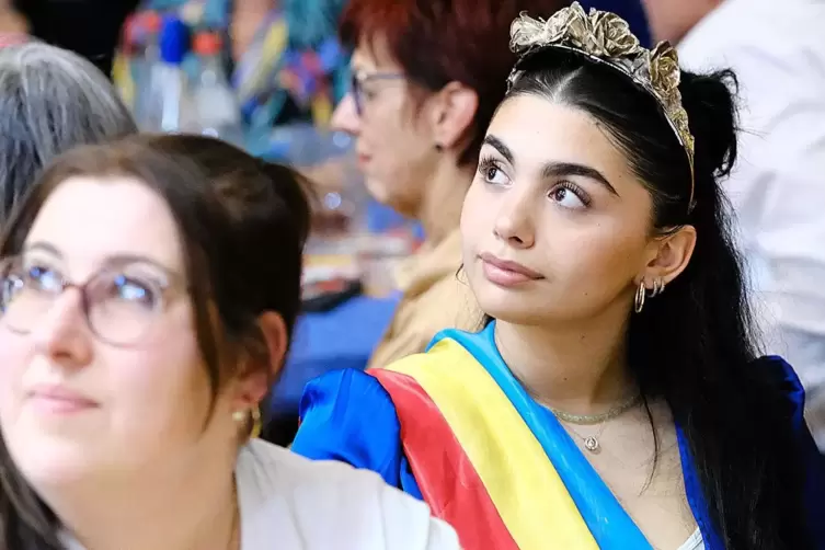Rosenk&ouml;nigin Dilara I. l&auml;sst sich von der B&uuml;hne zaubern.