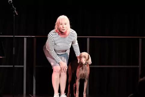 Mit einem ihrer vierbeinigen Freunde, in diesem Fall Hund Audrey: Sylvia Brécko aus Köln.