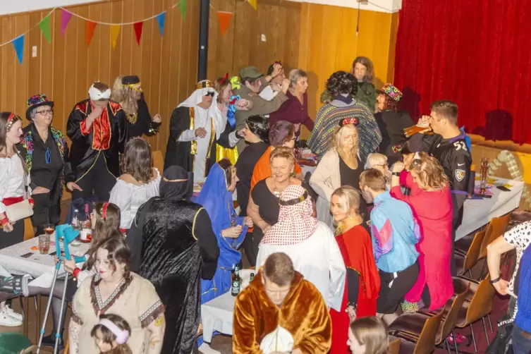 Anstatt &uuml;blicher Schunkelrunden in den B&uuml;hnenumbauphasen, baute der TuS Tanzrunden ein, die ebenfalls gut vom Publikum angenomme