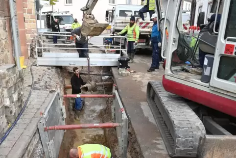 Die marode Wasserleitung in der Ludwigstraße wird ab dem Frühjahr saniert. Unser Foto zeigt die Reparaturarbeiten nach dem Rohrb