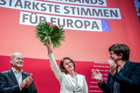Frisch gekürt: Katarina Barley, die SPD-Spitzenkandidatin für die Europawahl, eingerahmt von Bundeskanzler Olaf Scholz und Co-Pa