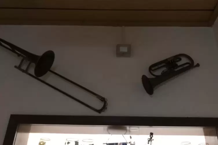 Zwei alte Instrumente blieben zur&uuml;ck. Sie taugen aber nur noch als Schmuck. 