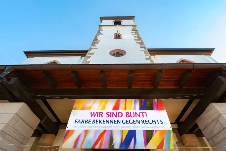 Politisches Bekenntnis vor der katholischen Kirche in Dudenhofen: am Samstag aufgehängtes Banner der Aktion „Wir sind bunt!“ 