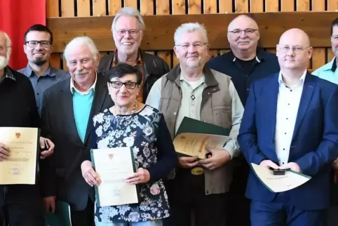 Die Geehrten (von links): Arnold Ruster mit Ottmar Maier, Heiner Clemens, Markus Mattern, Helmut Pätzol, Erika Clemens, Jürgen R