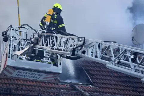 Die Bekämpfung der Flammen war wegen der engen Wohnbebauung schwierig, so die Feuerwehr. 