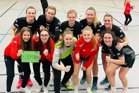 Die Verbandsliga-Handballerinnen des TV Thaleischweiler feiern ihren Sieg in der Kirchberghalle. 