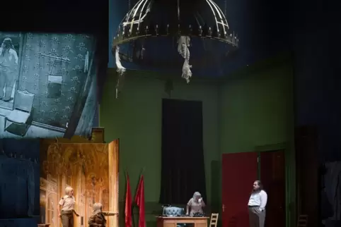 Beim Diktator zuhause: Szene aus dem Mannheimer „Boris Godunow“. 