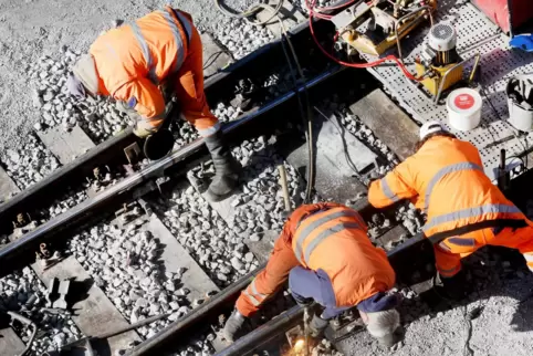 Die Bahn kündigt eine Streckensanierung an. 