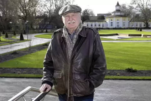 Günther Henkel am Eingang des Ebertparks. Im nächsten Jahr feiert die grüne Lunge der Stadt 100. Geburtstag. Der Ortsvorsteher e
